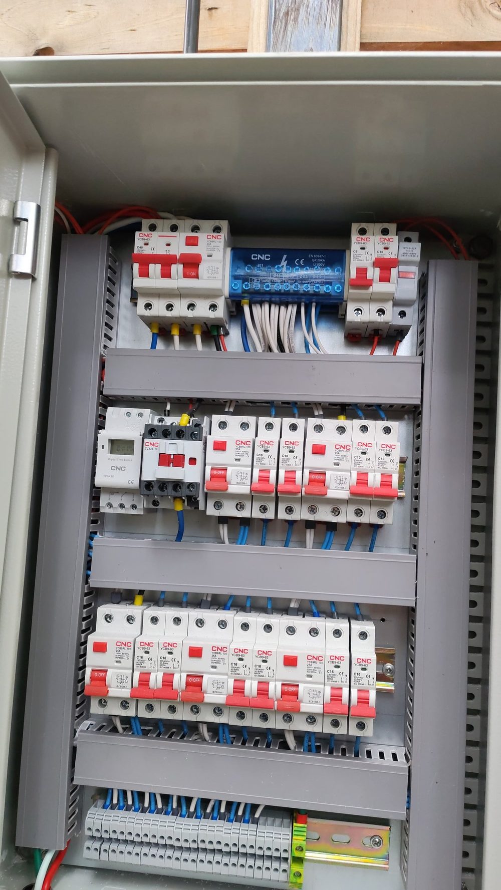 Tablero eléctrico abierto con protecciones termomagnéticas, contactor y borneras ordenadas